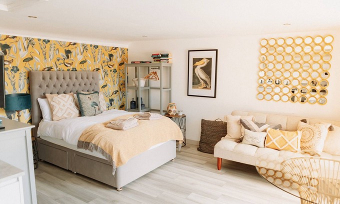 Sittingbourne Apartment | Idyllic Countryside Retreat with Private Bathroom at Cherry Villa