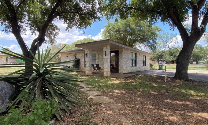 Adkins House | Highly Rated Stone Guesthouse Near La Vernia with Breakfast