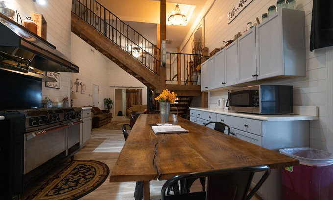 Mount Gilead House | Serene County Retreat with Breakfast and Hot Tub Access