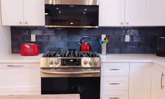 Prince Edward Apartment | Inviting County Sol: Perfect Escape with Breakfast Included