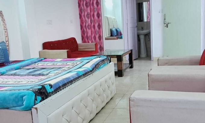 Lajpat Nagar Hotel | Couple-Friendly Retreat in Lajpat Nagar with Kitchen Access