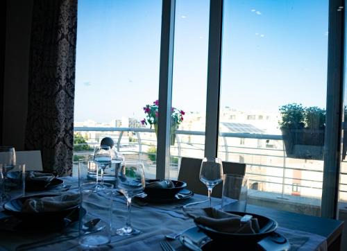 Swieqi House | Romantic Couple's Getaway with Kitchen and Child-Friendly Fun