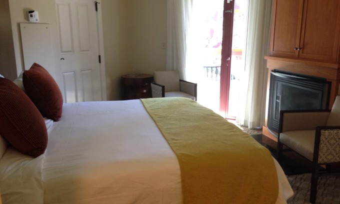 South Lake Tahoe Resort | Romantic Couple's Retreat Room with Ocean View & Spa