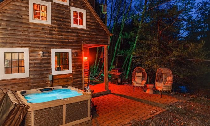 Layton Cabin | Tranquil Couple's Cabin with Hot Tub by the Lake