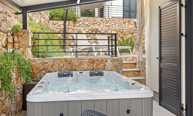 Cres Apartment | Indulge in Crepsa Paradise: Jacuzzi & Spa Retreat for Couples