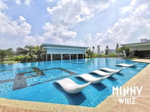 Kampung Bukit Dukong Apartment | Intimate Couple Suite with Garden & Pool View