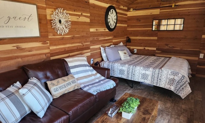 Proctor Cabin | Cozy Couples Cabin: Explore the Illinois River & Nature