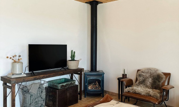 El Prado House | Romantic Escape in Cozy Casita with Taos Mountain Views