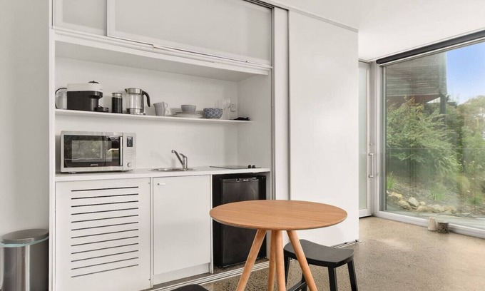 McCrae Apartment | Couples Hillside Retreat