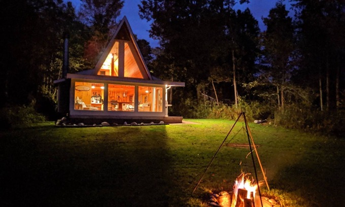 Irons Cottage | Romantic Riverfront Getaway with Family-Friendly Amenities
