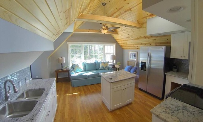Empire Apartment | Romantic Couples Retreat with Spa & Lake View Amenities