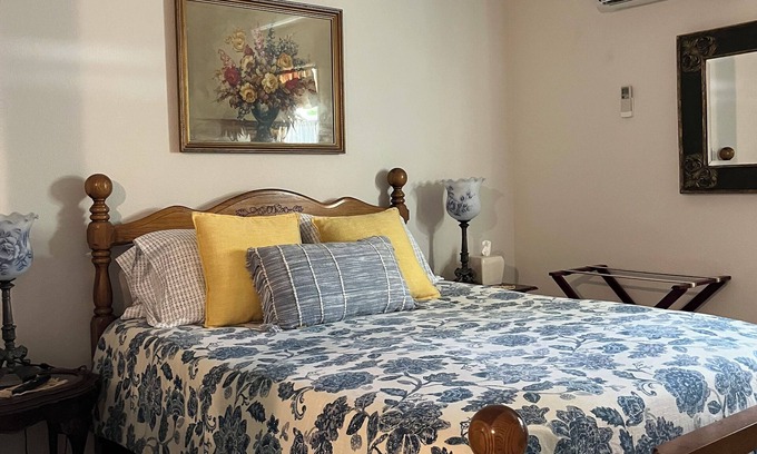 Glen Rose Apartment | Couples retreat~two minute walk to historic downtown Square~Centrally located.