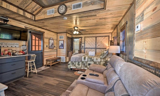 Broken Bow Apartment | Romantic Getaway: Woodsy Couples Retreat in Broken Bow