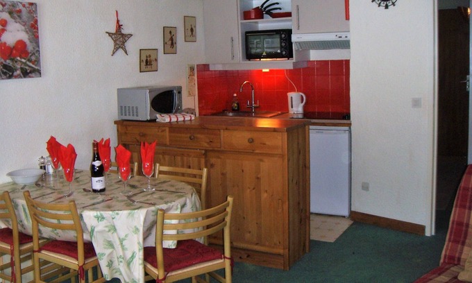 La Perriere Apartment | Ideal Stay at Courchevel La Tania: Savoyarde Apartment on Piste