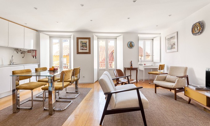 Sacramento Apartment | Stylish Courtesy Chiado: Ocean View & Spa Retreat