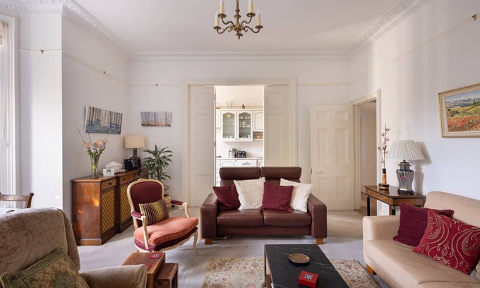 Wimbledon Apartment | Relax at Courtside Charms with Spa and Family-Friendly Perks