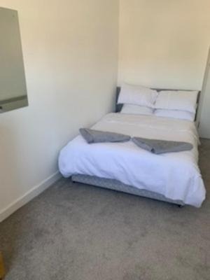 Inverkeithing Apartment | Pet-Friendly Stay at Courtyard and Forth Apartments