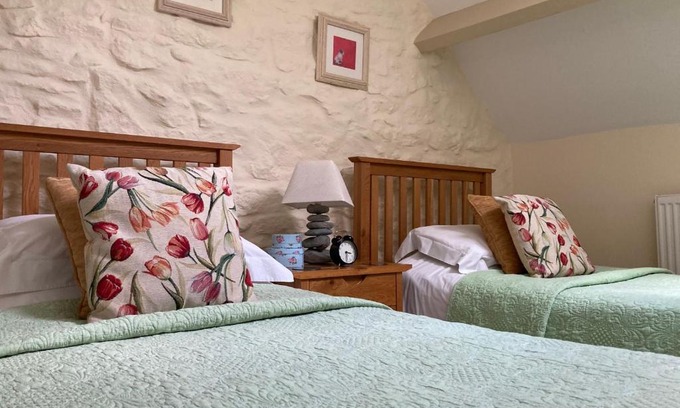 Shepton Mallet House | Elegant Courtyard Apartment: Guest Rated 9.2/10 & Pet Friendly
