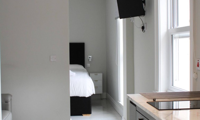 Belfast City Centre Apartment | Cozy Courtyard Apartment with Private Bathroom & Kitchen