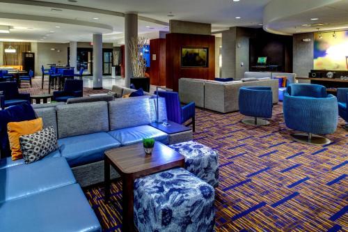 East Point Hotel | Convenient Courtyard Atlanta Airport West with Pool Access