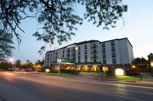 Bloomington Hotel | Pet-Friendly Retreat at Courtyard by Marriott Bloomington