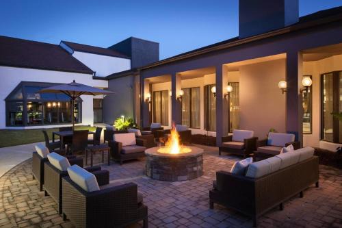 Homewood Hotel | Discover Courtyard by Marriott Birmingham Homewood's Poolside Retreat