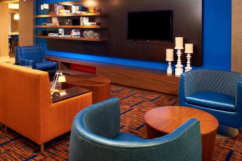 Westlake Hotel | Relax at Courtyard by Marriott Cleveland Westlake Poolside