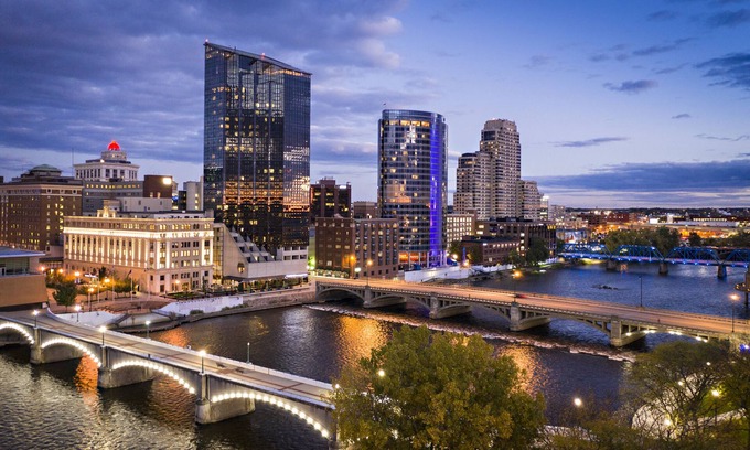Downtown Hotel | Inviting Courtyard by Marriott Downtown Grand Rapids Escape