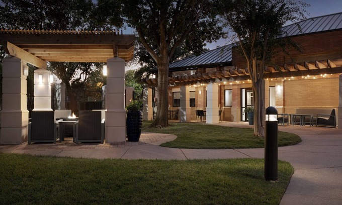 Addison Hotel | Inviting Courtyard by Marriott Dallas Addison with Pool & Dining