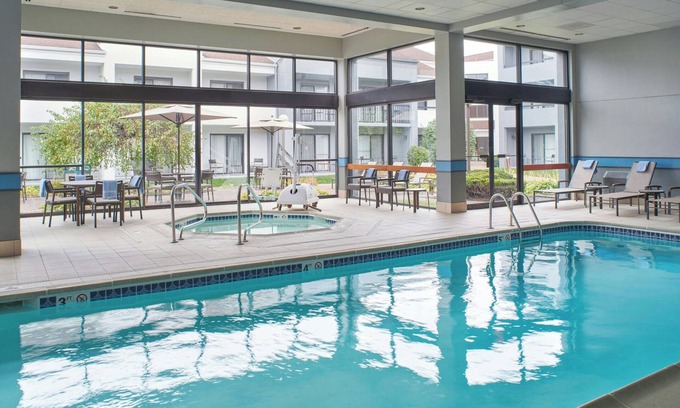 Troy Hotel | Relaxing Retreat at Courtyard by Marriott Detroit Troy