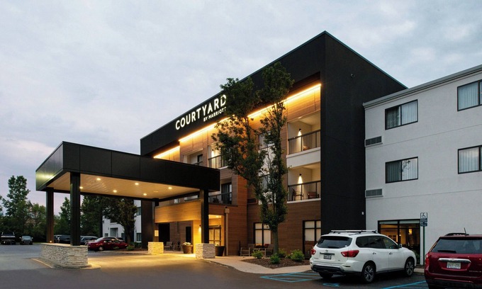 Utica Hotel | Relax at Courtyard by Marriott Detroit Utica with Pool & Spa