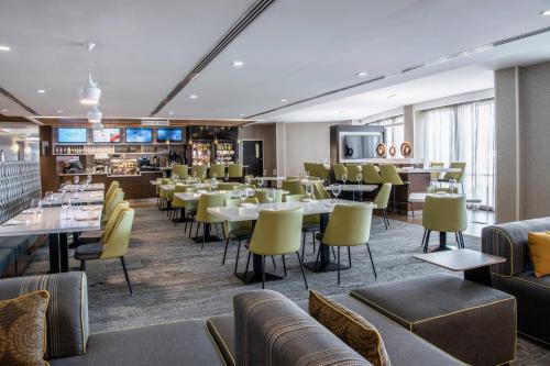 West Edmonton Hotel | Discover Courtyard by Marriott Edmonton West with Pool & Dining