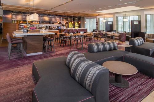 Fairfax Hotel | Modern Courtyard by Marriott Fairfax Fair Oaks with Dining