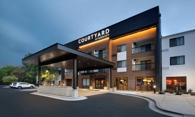 East Paris Hotel | Comfortable Stay at Courtyard by Marriott Grand Rapids Airport