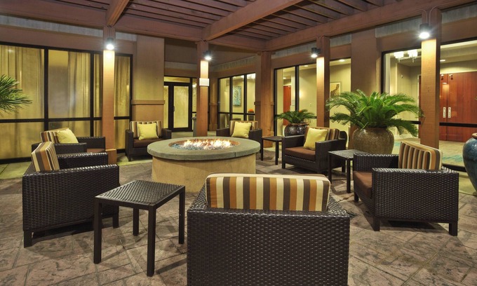 Gulfport Hotel | Inviting Courtyard by Marriott Gulfport Beachfront Escape