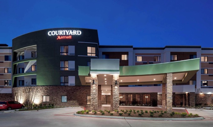 Conroe Hotel | Stylish Courtyard by Marriott Houston North with Pool & Spa