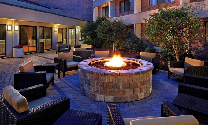 Cromwell Hotel | Inviting Courtyard by Marriott Hartford Cromwell with Pool