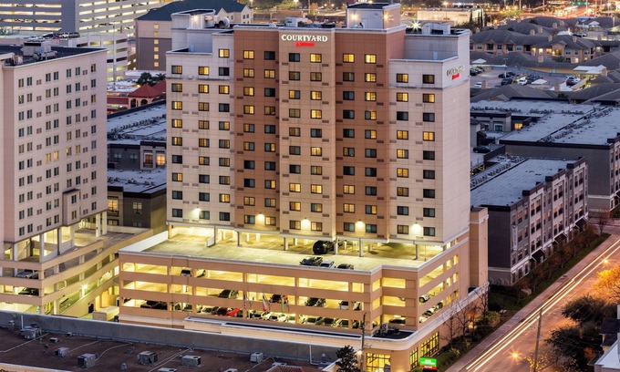 Uptown Hotel | Inviting Courtyard by Marriott Houston near Galleria