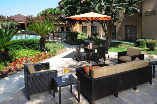 Southeast Houston Hotel | Convenient Courtyard by Marriott Houston Hobby Airport Stay