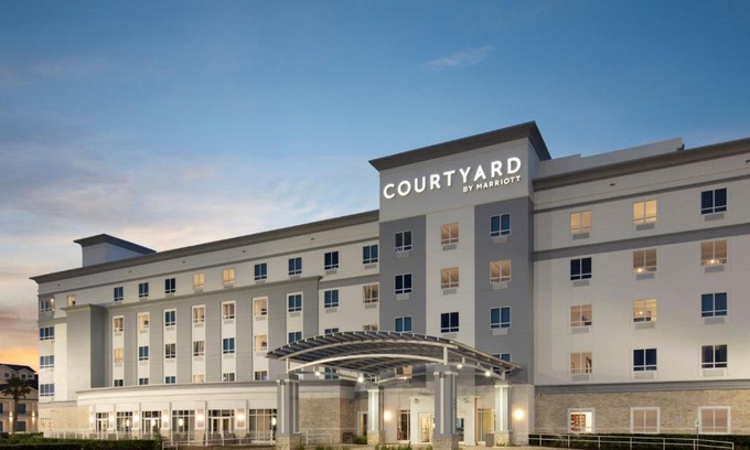 Clear Lake Shores Hotel | Stylish Stay at Courtyard by Marriott Houston Kemah