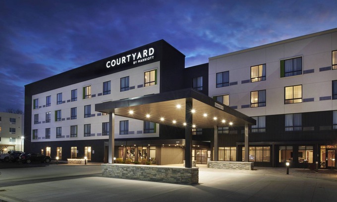 Jackson Hotel | Relax at Courtyard by Marriott Jackson: Pool & Spa Amenities