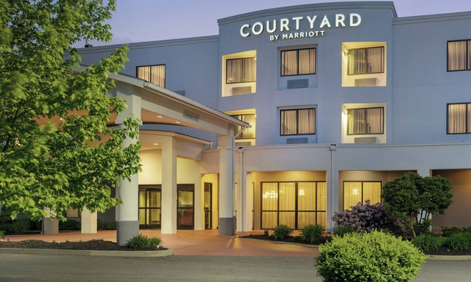 Kingston Hotel | Eco-Friendly Getaway at Courtyard by Marriott Kingston