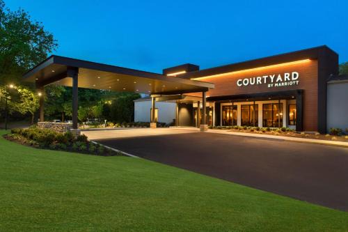 Red Bank - Tinton Falls Hotel | Pet-Friendly Comfort at Courtyard by Marriott Lincroft