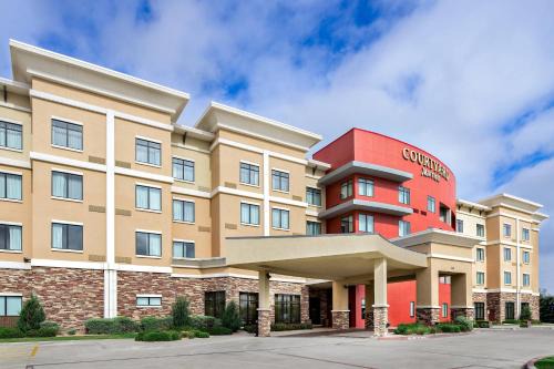 Lubbock Hotel | Discover Courtyard by Marriott Lubbock: Pool & Dining Awaits