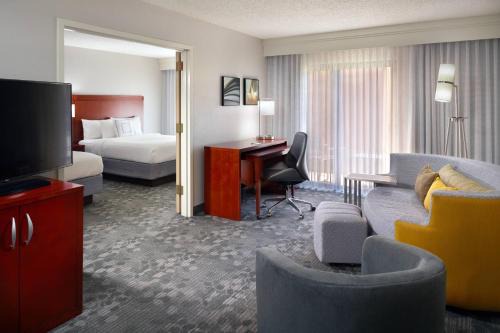 Macon Hotel | Relax at Courtyard by Marriott Macon with Pool & Dining
