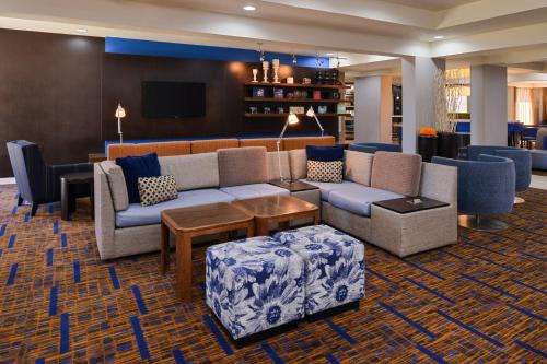 Brown Deer Hotel | Pet-Friendly Retreat at Courtyard by Marriott Milwaukee