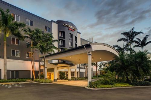 Ludlam Hotel | Relax at Courtyard by Marriott Miami West with Pool & Dining