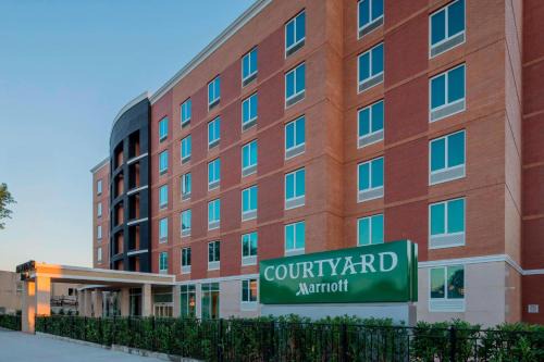 Auburndale Hotel | Explore Comfort at Courtyard by Marriott New York Queens