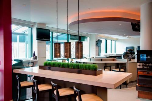 Queens Hotel | Welcoming Courtyard by Marriott New York JFK Airport Stay