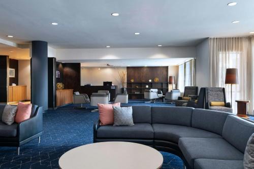 Aksarben - Elmwood Park Hotel | Discover Courtyard by Marriott Omaha with Family-Friendly Amenities